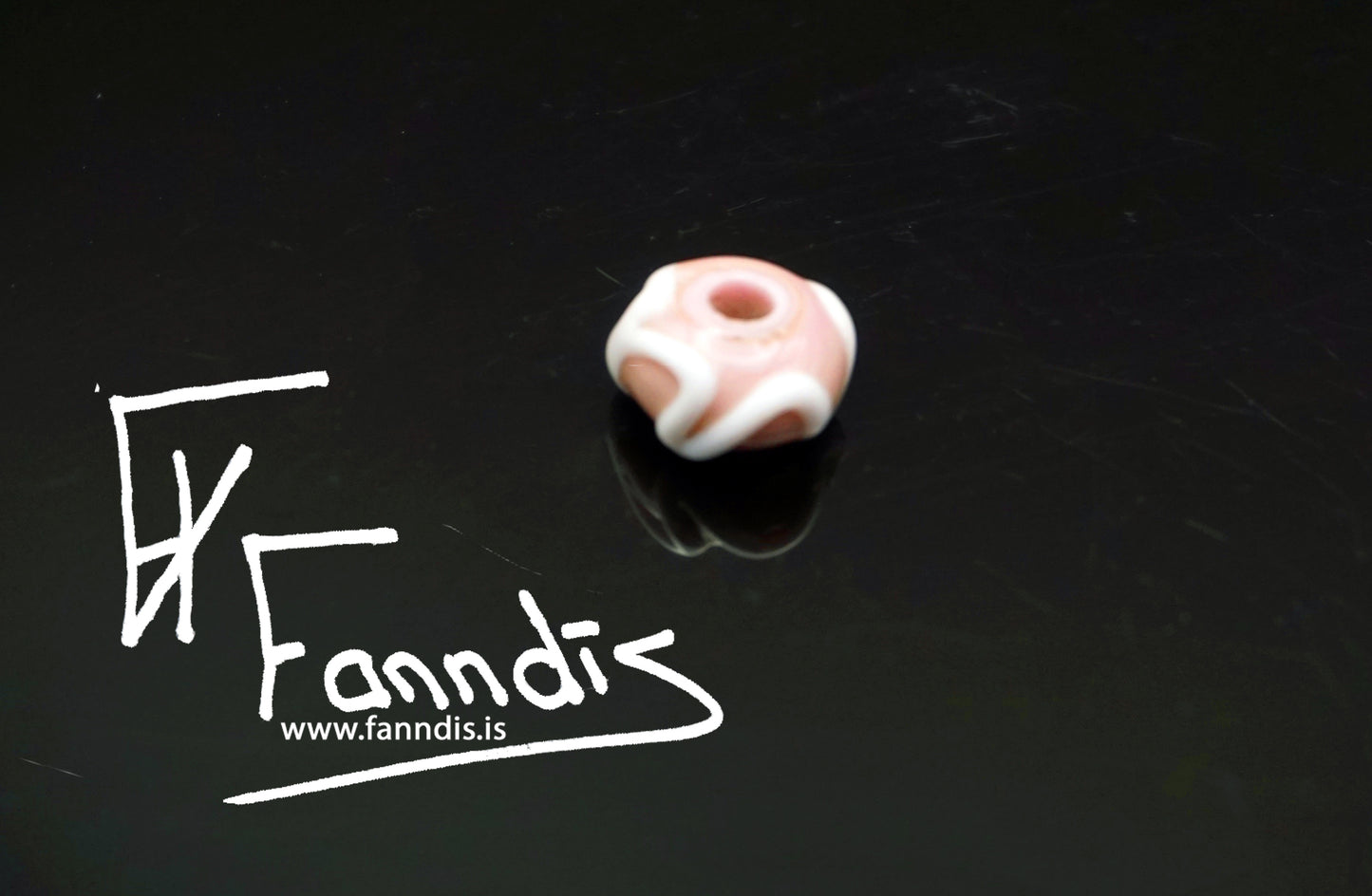 Víkinga glerperlur í opaq litum með bylgjulínu / Viking glass beads in opaq colors with a wavy line