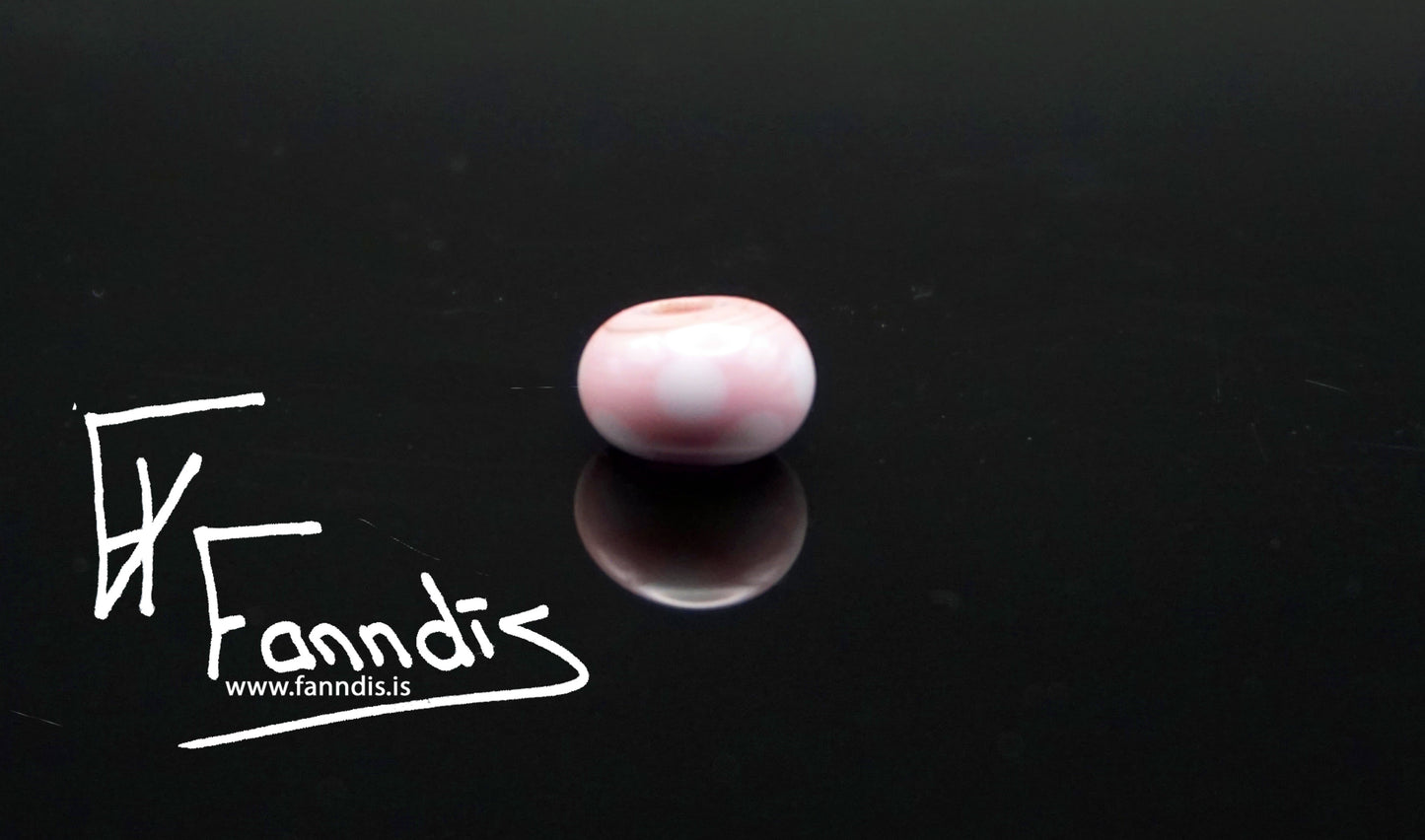 Glerperla Barnableikt með hvítum doppum / Glass bead Baby pink with white dots