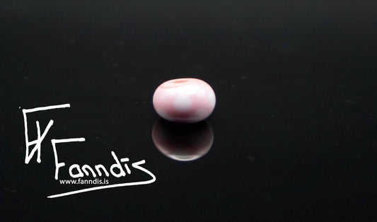 Glerperla Barnableikt með hvítum doppum / Glass bead Baby pink with white dots