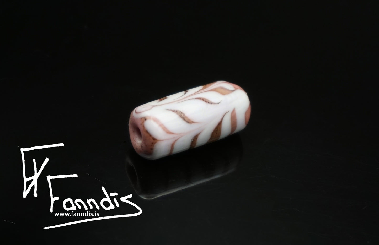 Víkinga glerperlur með fjöðrunar munstri í ógegnsæum lita tónum / Viking glass beads with a feathering pattern in opaq colors