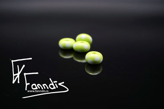 Glerperla Límónugænn með hvítum doppum / Glass bead Lime green with white dots