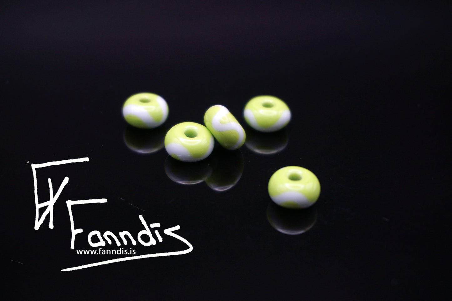 Glerperla Límónugrænn með hvítri bylgjulínu / Glass bead Lime green with white wavy line