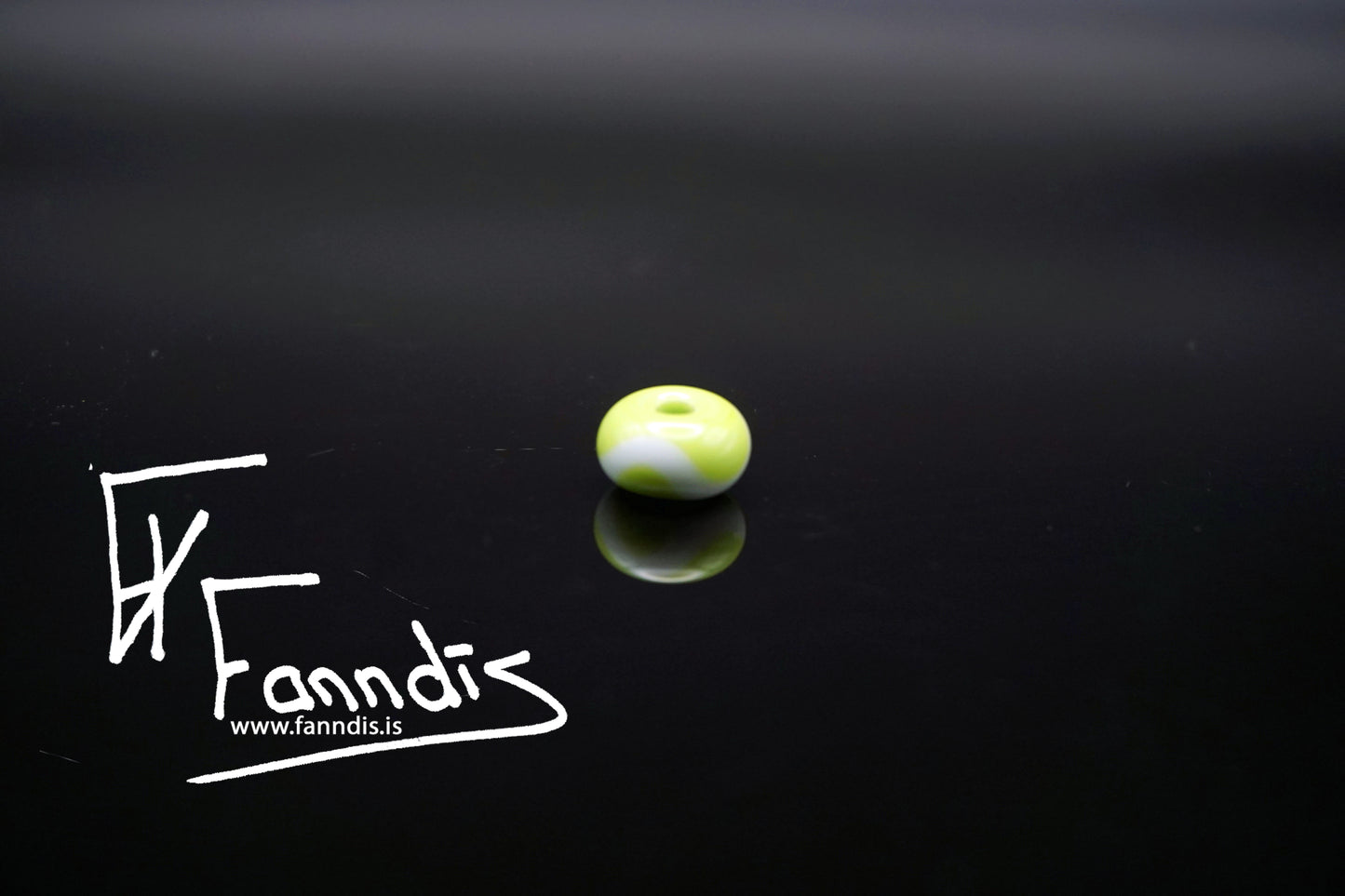 Glerperla Límónugrænn með hvítri bylgjulínu / Glass bead Lime green with white wavy line