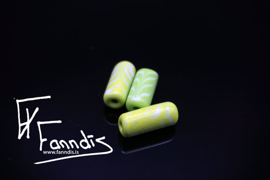 Glerperla Límónugrænn með hvítri fjöðrun / Glass bead Lime green with white feathering