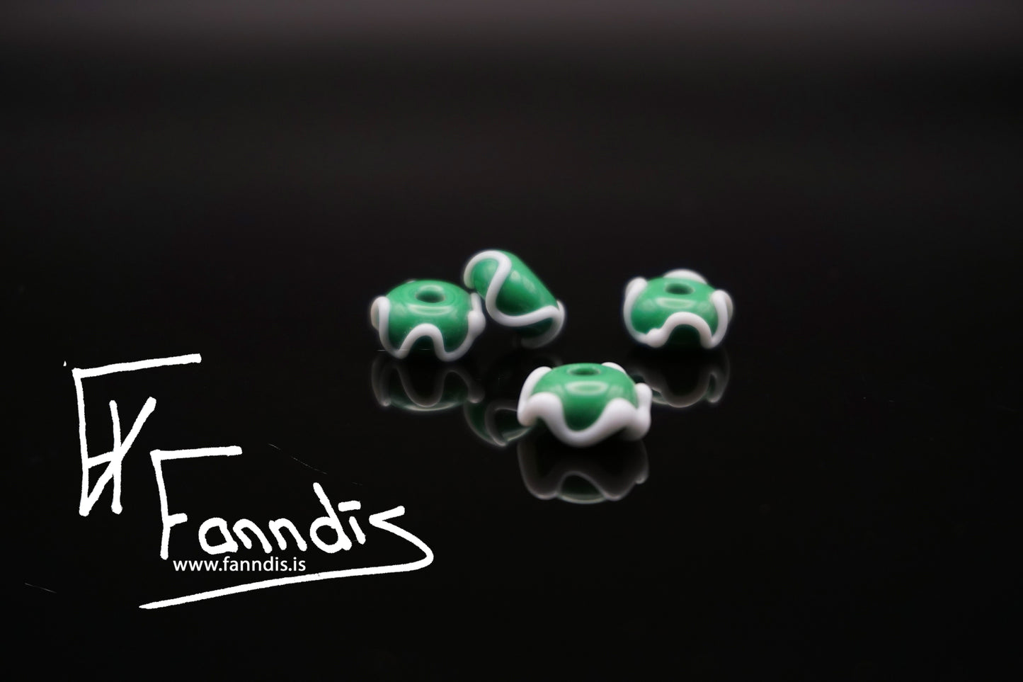 Víkinga glerperlur í opaq litum með bylgjulínu / Viking glass beads in opaq colors with a wavy line