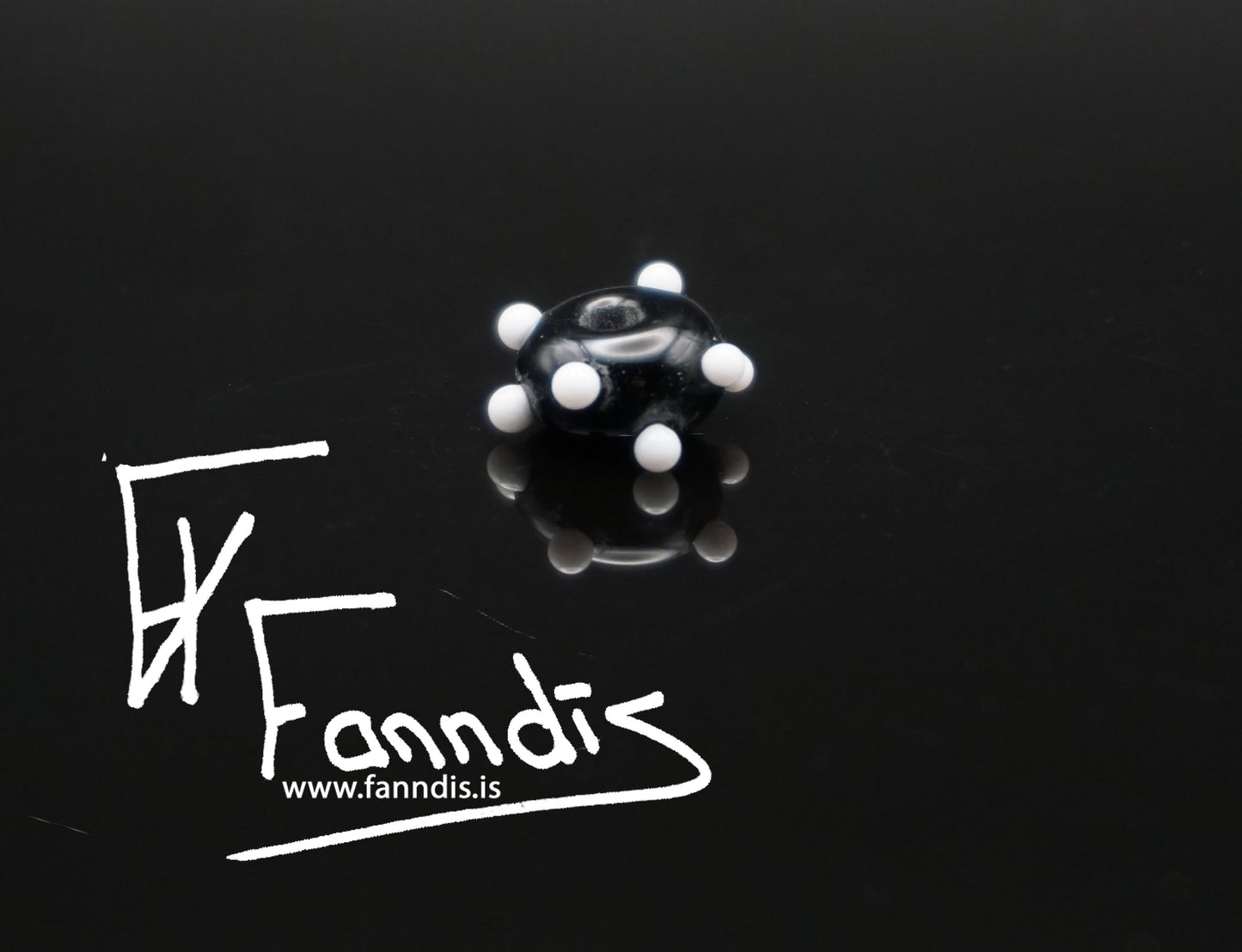 Glerperla Svart með hvítum doppum / Glass bead Black with white dots