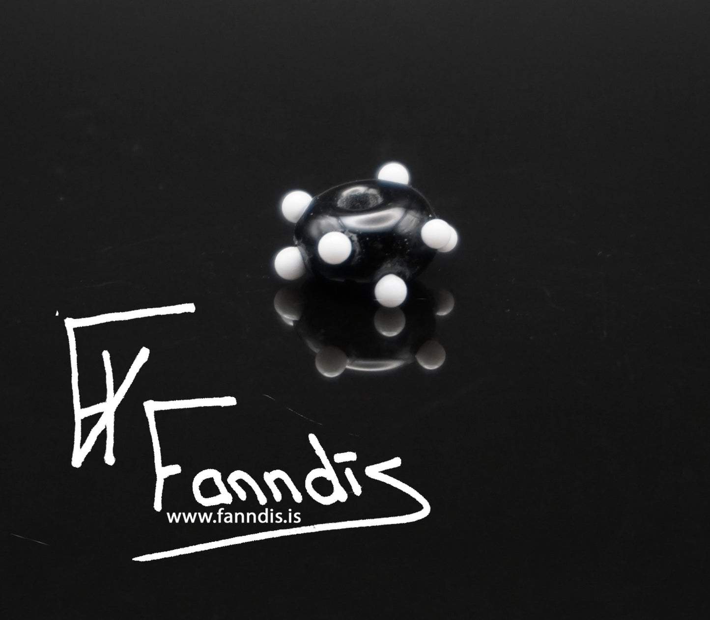Glerperla Svart með hvítum doppum / Glass bead Black with white dots