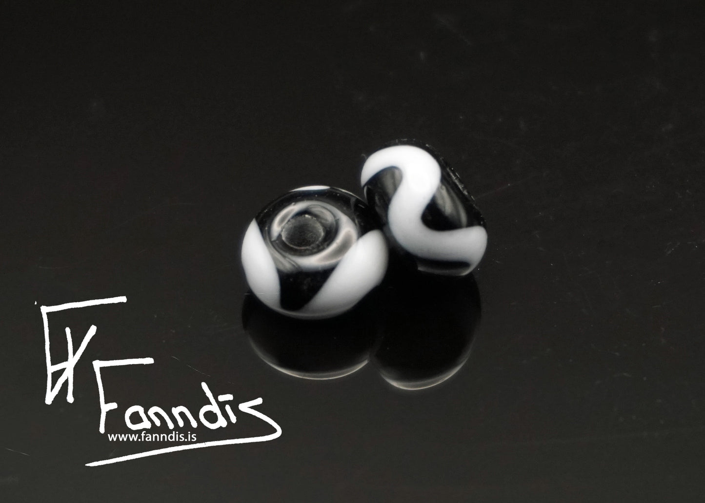 Glerperla Svart með hvítri bylgjulínu / Glass bead Black with white wavy line