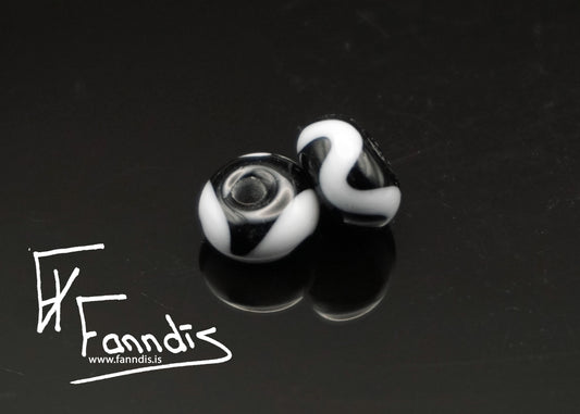 Glerperla Svart með hvítri bylgjulínu / Glass bead Black with white wavy line