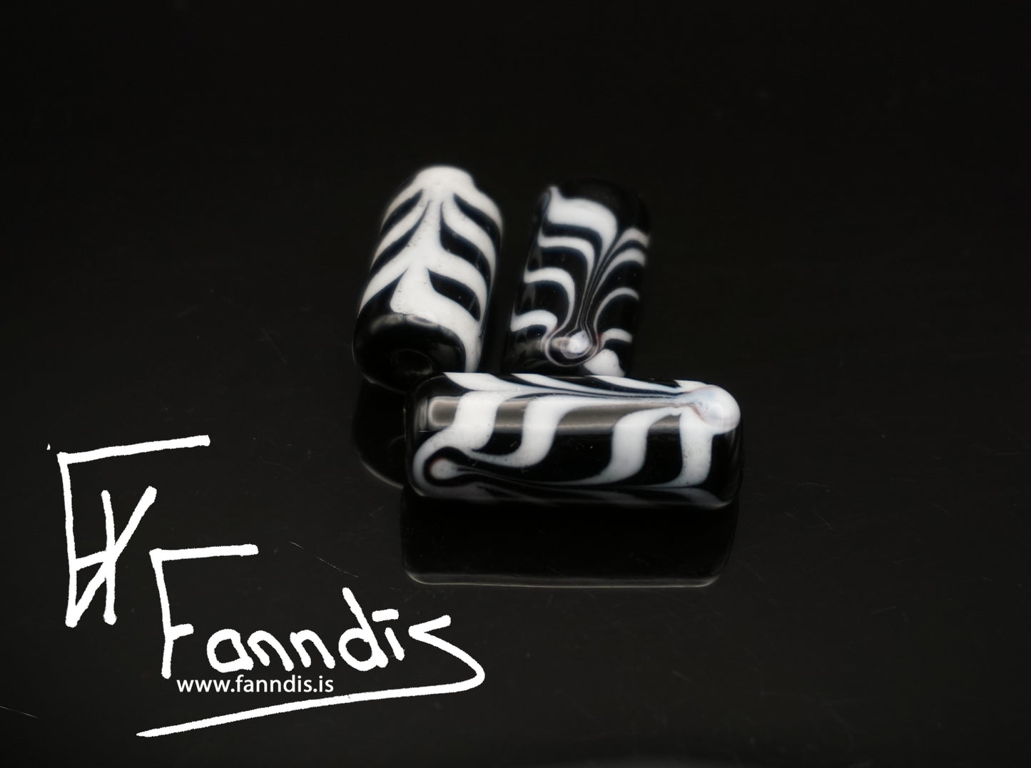 Glerperla Svört með hvítri fjöðrun / Glass bead Black with white feathering