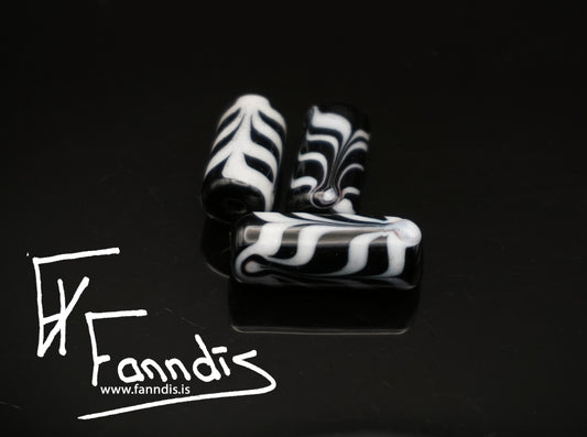 Glerperla Svört með hvítri fjöðrun / Glass bead Black with white feathering