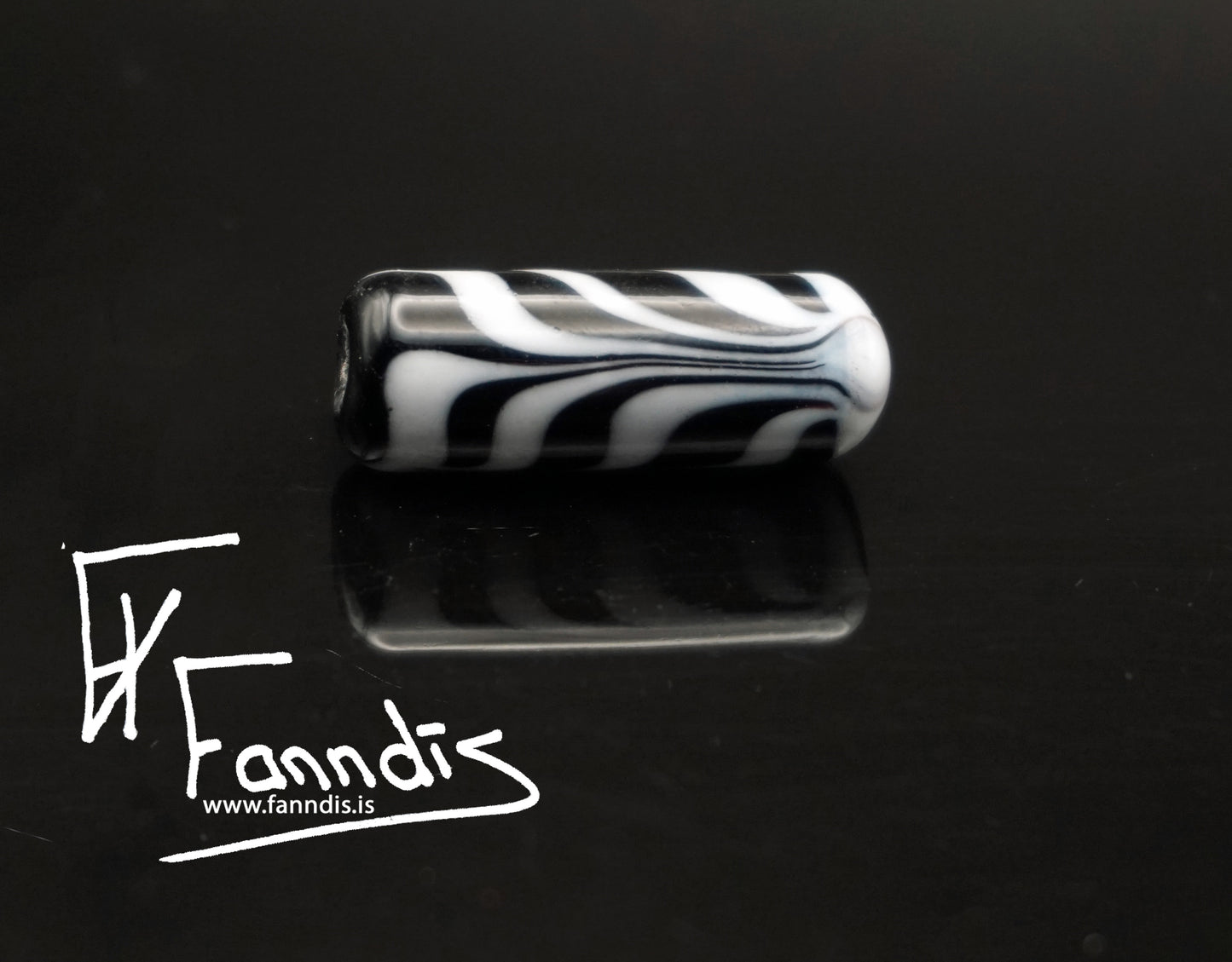 Glerperla Svört með hvítri fjöðrun / Glass bead Black with white feathering