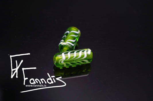 Glerperla Dökk Gænt Grass með hvítri fjöðrun / Glass bead Dark Green Grass with white feathering