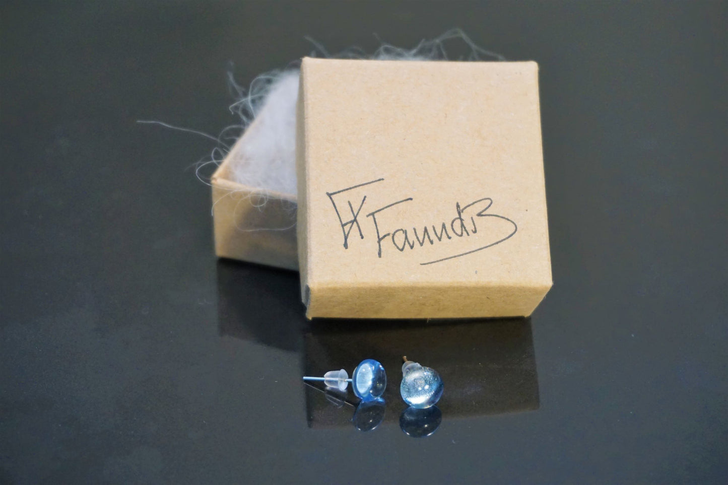 Einstök pinna eyrnalokkar Föl Blár / Unique stud earrings Pale Blue