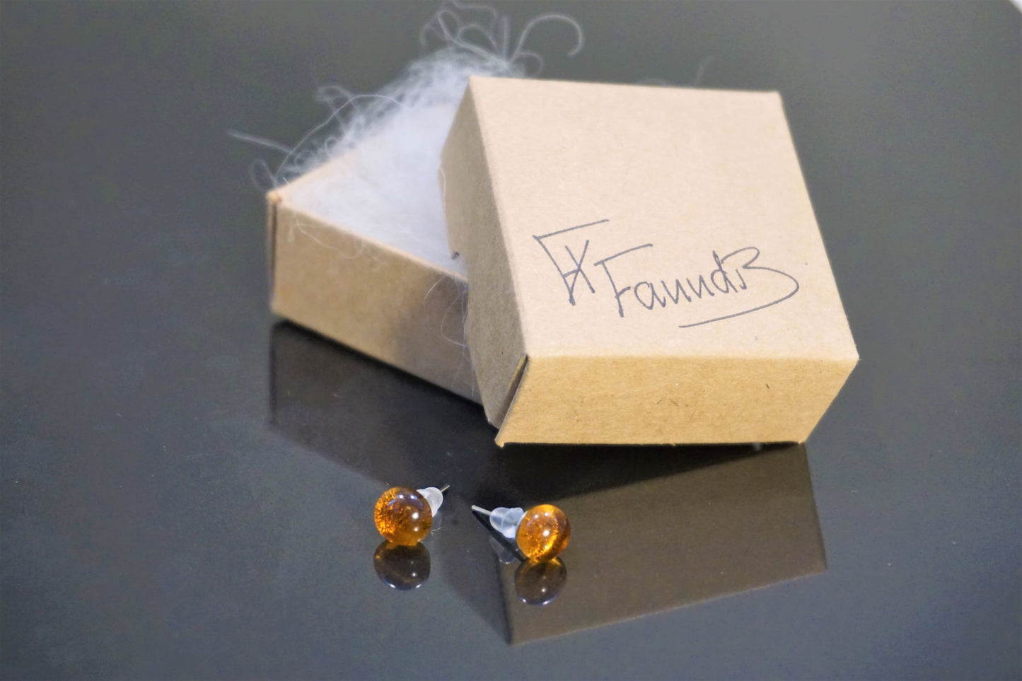 Einstök pinna eyrnalokkar mið Amber / Unique stud earrings mid Amber