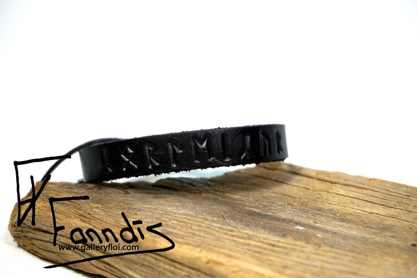 Leðurarmband með Víkinga rúnum (Kærleikur) / Leather bracelet with Viking runes (Love)