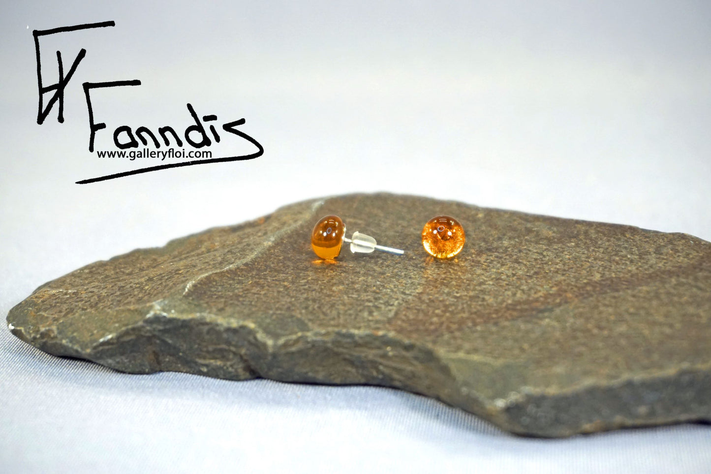 Einstök pinna eyrnalokkar mið Amber / Unique stud earrings mid Amber