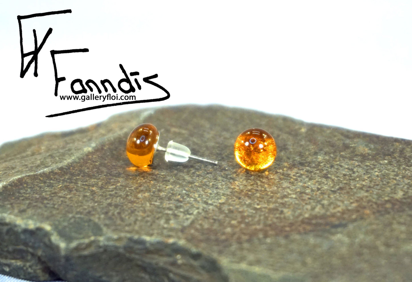 Einstök pinna eyrnalokkar mið Amber / Unique stud earrings mid Amber