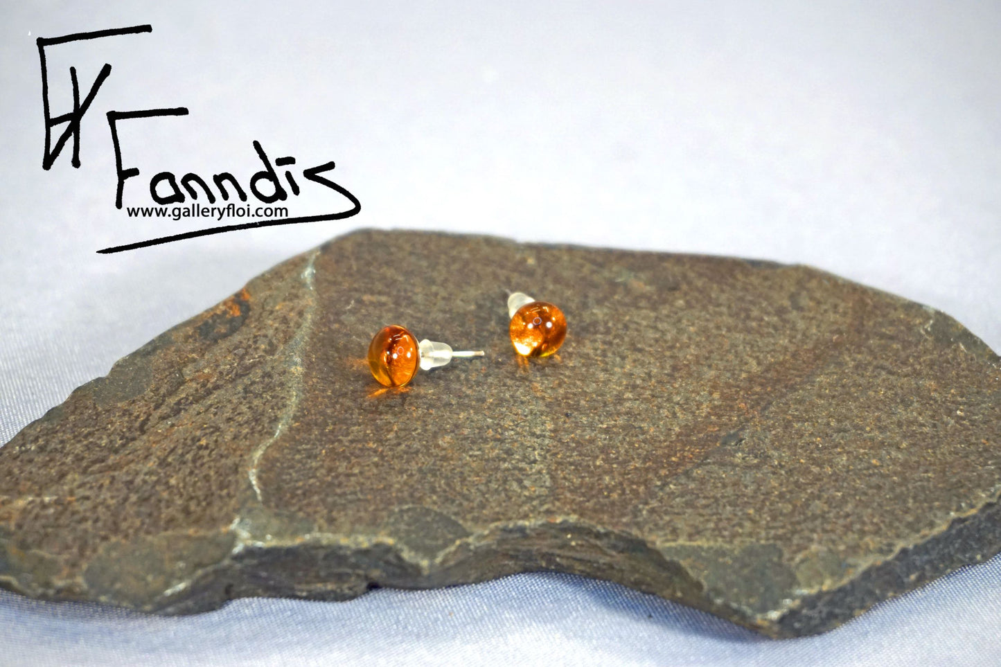 Einstök pinna eyrnalokkar mið Amber / Unique stud earrings mid Amber