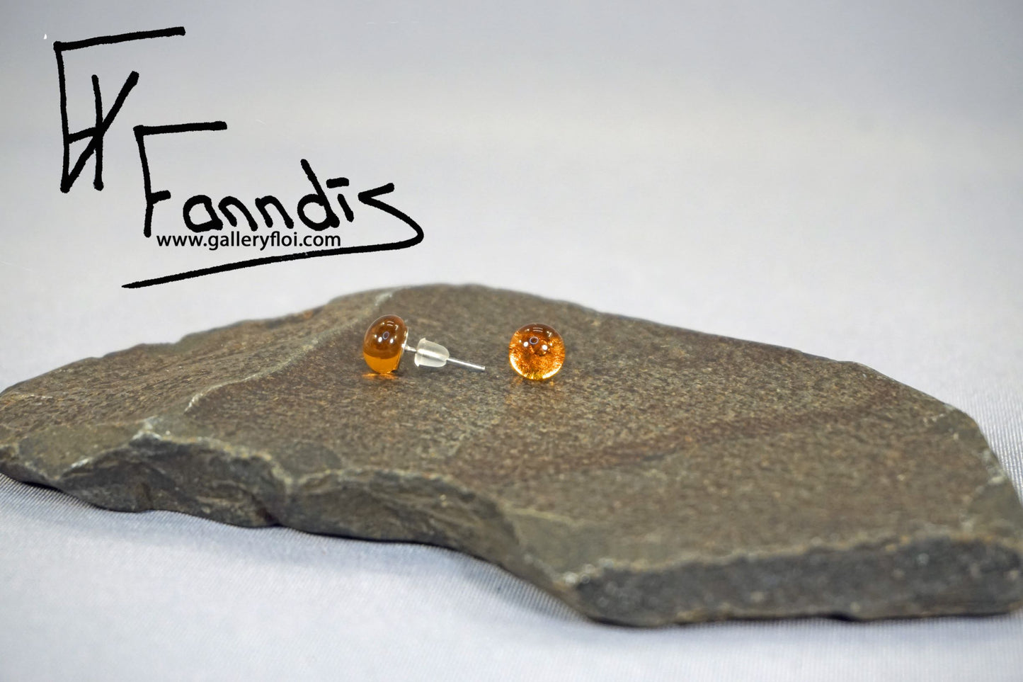 Einstök pinna eyrnalokkar mið Amber / Unique stud earrings mid Amber