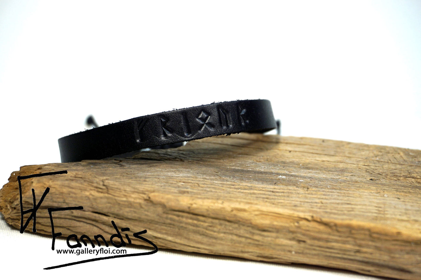 Leður armband með Víkinga rúnum (Friður) / Leather bracelet with Viking runes (Peace)
