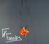 Blóm messing með rauðri glerperlu / Flower brass with a red glass bead