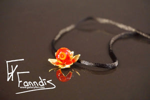 Blóm messing með rauðri glerperlu / Flower brass with a red glass bead