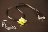 Blóm með dökk gras grænni glerperlu / Flower brass with a dark green grass glass bead